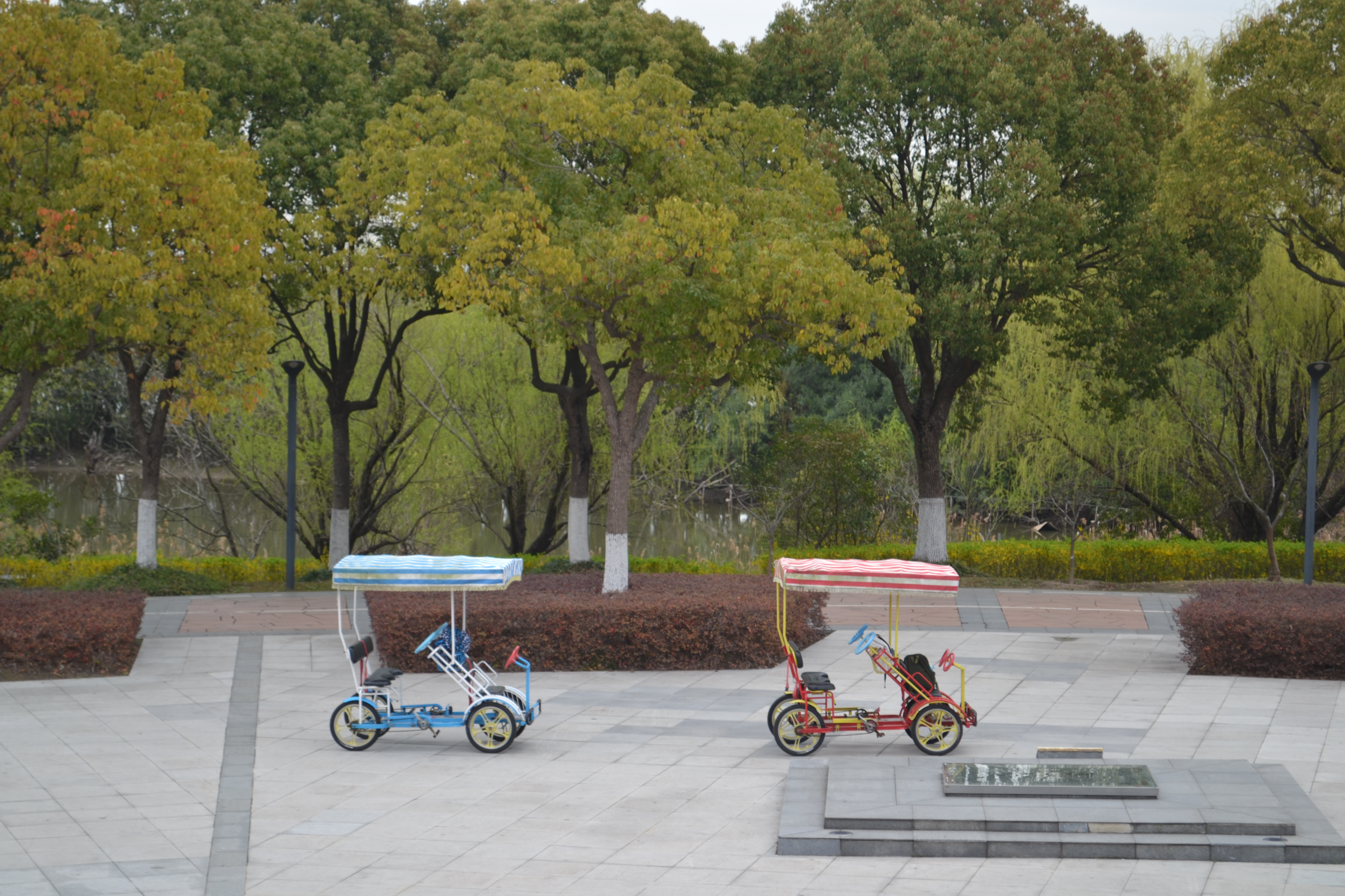 大概是这样的两台车子